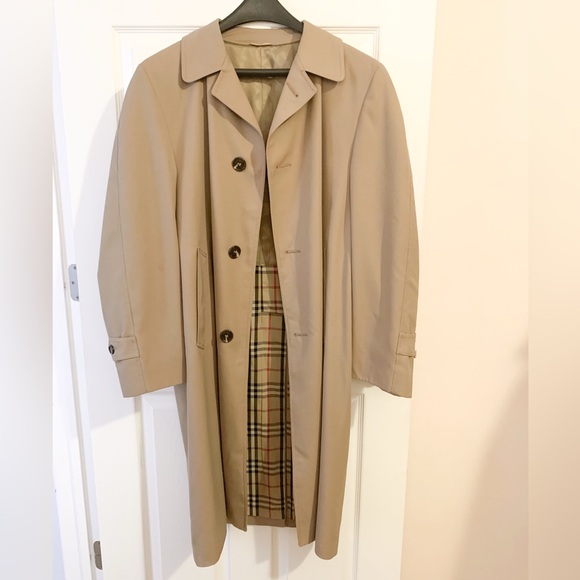 Holt Renfrew Other - Holt Renfrew Men’s Classic Tan OverCoat - size 42 (L)